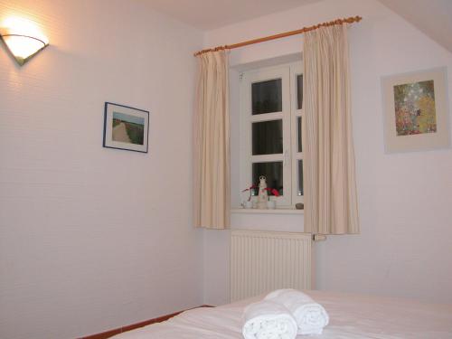 a bedroom with a bed and a window at Ferienparadies Rugana B48 in Kreptitz