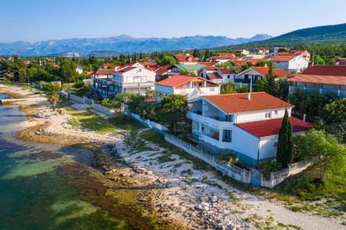 una vista aérea de una ciudad costera con casas en Apartments Dom Giricic, en Kruševo