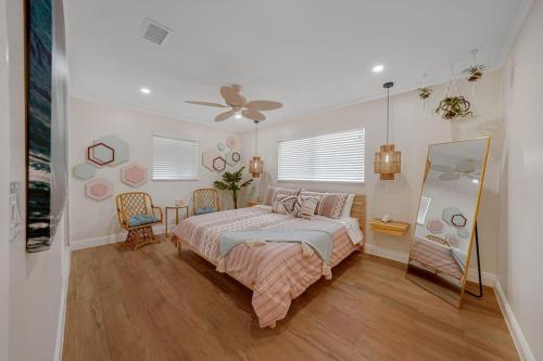 A bed or beds in a room at Mid-century Home By Pmi Unit 431