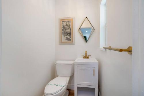 A bathroom at Mid-century Home By Pmi Unit 431