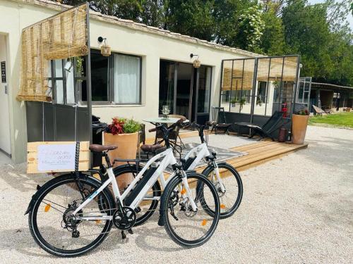 two bikes parked in front of a house at Mas des muses in LʼIsle-sur-la-Sorgue