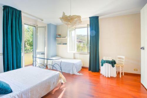 una stanza d'ospedale con due letti e una finestra di Musae Apartments ad Agropoli