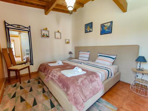 Ένα ή περισσότερα κρεβάτια σε δωμάτιο στο Casa Largo do Porto - Country House with Swimming Pool