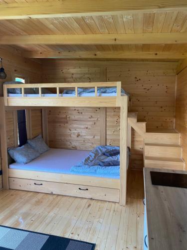 ein Etagenbett aus Holz in einer Holzhütte in der Unterkunft Woody House in Krčedin