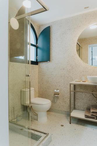 ein Badezimmer mit Toilette und Glasdusche in der Unterkunft Kokoa Hotel Cusco in Cusco