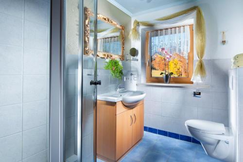 y baño con ducha, lavabo y aseo. en Gästehaus Lärcheck Berchtesgaden FeWo Morgensonne, en Berchtesgaden