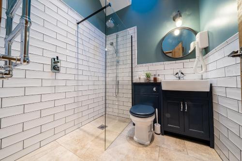 W łazience znajduje się toaleta, umywalka i lustro. w obiekcie Scaldersitch Farm Boutique Camping Tipi with private wood fired hot tub w mieście Sheen