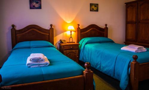 two beds sitting next to each other in a bedroom at OIKOS in Ushuaia