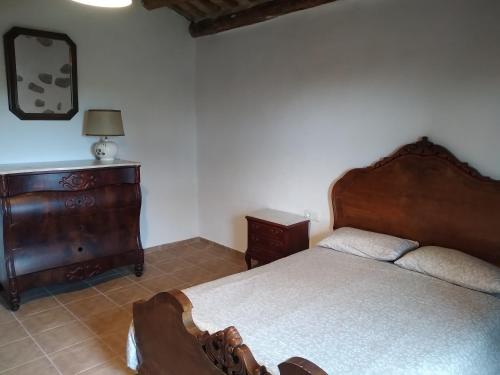 Sant Pere de TorellóにあるLES ROVILESのベッドルーム1室(ベッド1台、ドレッサー、鏡付)