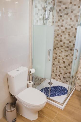 Lovely & bright renovated apt. w/ balcony in Lagos