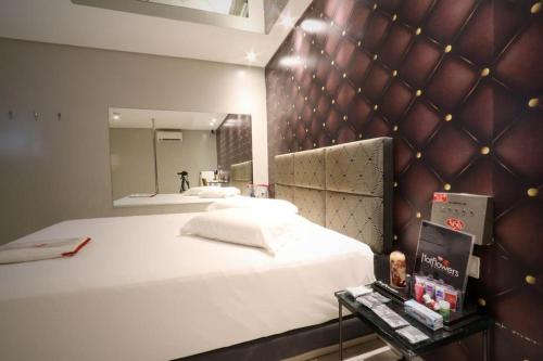 เตียงในห้องที่ Eros Hotel CDU (Adults Only)