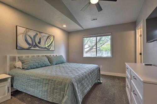 Ένα ή περισσότερα κρεβάτια σε δωμάτιο στο Family-Friendly Cedar City Home Yard and Grill
