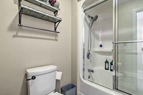 Ένα μπάνιο στο Family-Friendly Terra Alta Home with Lake View!