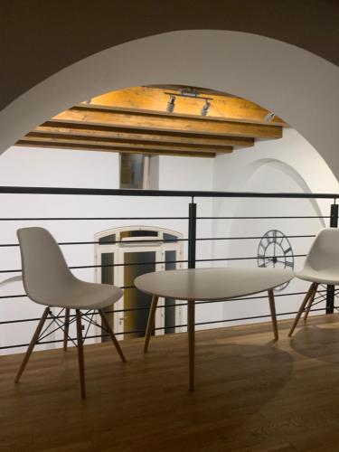 einen Tisch und zwei Stühle in einem Zimmer in der Unterkunft GROUND STONE in Bari