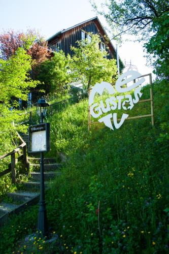 ヴィンタートゥールにあるMe Gustas Tu - Séparéeの階段脇の芝生の看板