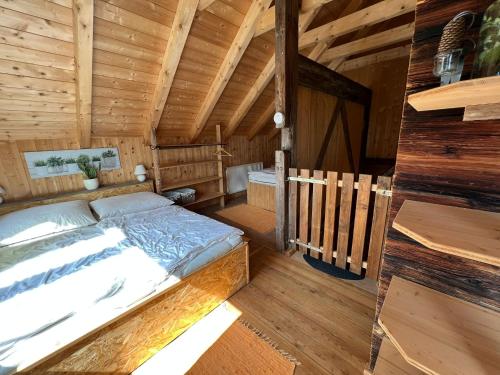 ein Schlafzimmer mit einem Bett in einer Holzhütte in der Unterkunft Troadkasten Hollnhof in Donnersbach