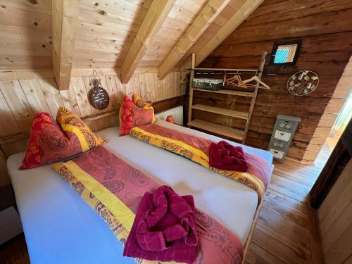 2 camas en una habitación en una cabaña en Troadkasten Hollnhof en Donnersbach