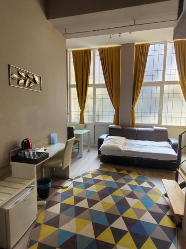 una camera con letto, scrivania e tappeto di Hotel Sissy Residence a Budapest