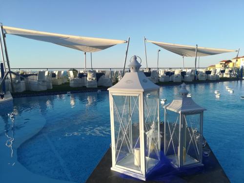 Bazén v ubytování Tus'Hotel nebo v jeho okolí
