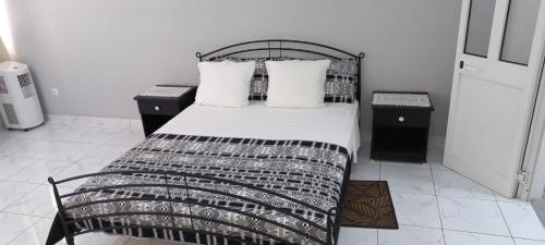 uma cama com lençóis e almofadas preto e branco em Ka-Bela 2 em Sal Rei