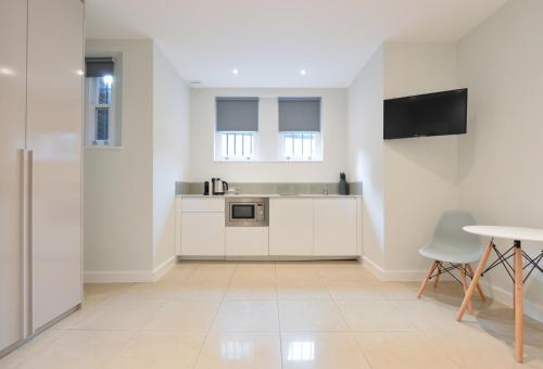 Ett kök eller pentry på St James House Serviced Apartments by Concept Apartments