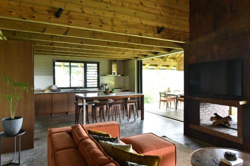 TV a/nebo společenská místnost v ubytování ChamGaia off-grid eco-villa