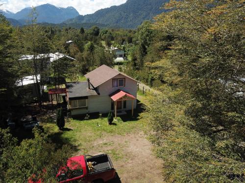una pequeña casa en medio de un bosque en Cabañas Jade, en Cochamó