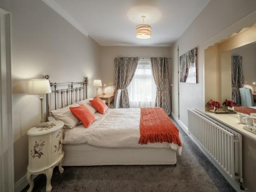 um quarto com uma cama e uma janela em McCarthy's B&B em Clonmel