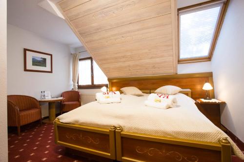 A bed or beds in a room at Hotel Promyk Wellness & Spa