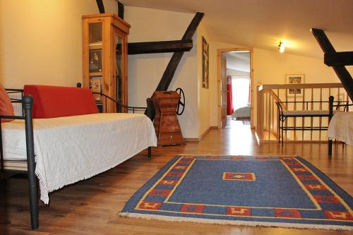 um quarto com uma cama e um tapete num piso de madeira em Zur Alten Tabakscheune em Buchholz