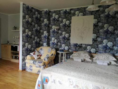 een slaapkamer met een bed en 2 stoelen bij Matrix Garden Apartments in Tallinn