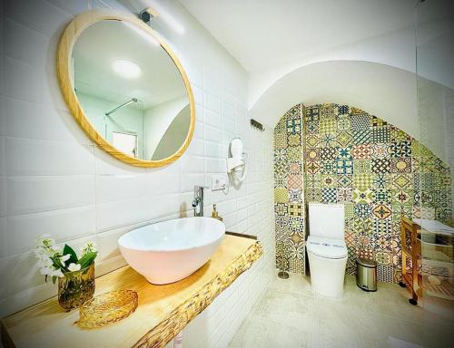 uma casa de banho com um lavatório e um espelho em Apartamentos Guaditania em Mérida