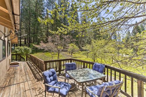Vibrant Weaverville Escape with Deck and Creek!にあるバルコニーまたはテラス