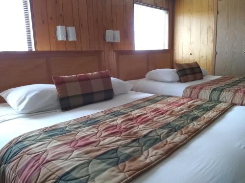 duas camas sentadas uma ao lado da outra num quarto em The Orca Inn em Friday Harbor