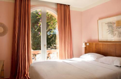 Кровать или кровати в номере Hôtel Le Porquerollais
