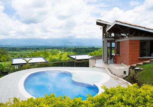 una piscina en la parte superior de una casa en Panorama Pueblo Tapao by DOT Boutique, en Armenia