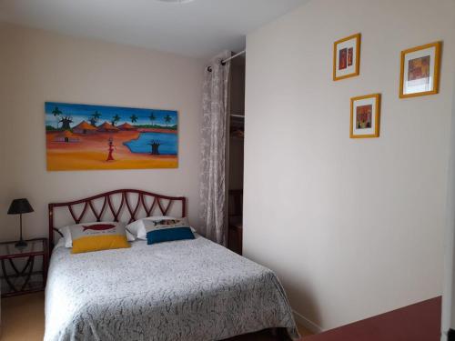 Ένα ή περισσότερα κρεβάτια σε δωμάτιο στο Appt cosy 65 m2 coeur de ville à 150 m de la plage