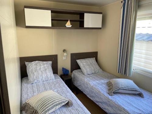 En eller flere senge i et værelse på Camping 4 etoiles Cap Soleil Oleron