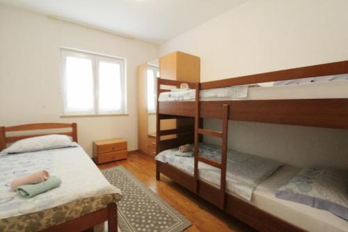 サヴドリアにあるBiljanaの二段ベッド2台と窓のある寝室