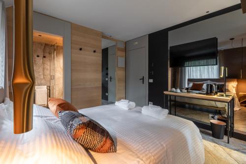 Zimmer mit Kingsize-Bett und Gartenblick. 