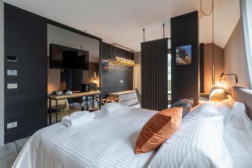 Zimmer mit Kingsize-Bett und Gartenblick. 
