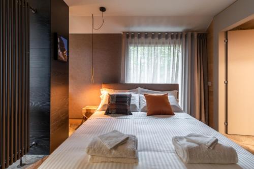 Zimmer mit Kingsize-Bett und Gartenblick. 