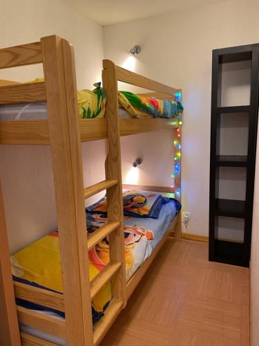 a bunk bed room with two bunk beds at Front neige 1800, cosy 4-6p, parking couvert in Les Orres
