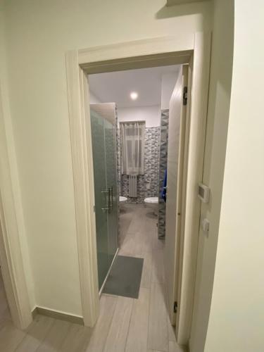 a hallway with a glass door leading to a bathroom at Casa Quadrifoglio in Taranto