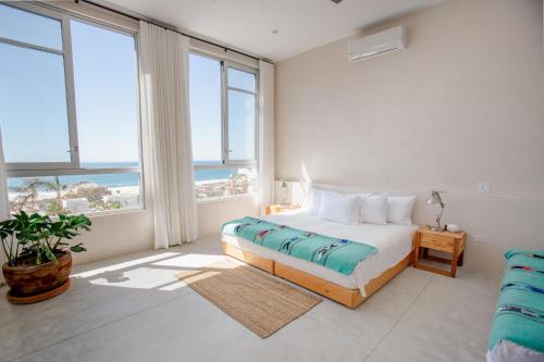 El Pescadero的住宿－Pacific Suite，一间卧室设有一张床,享有海景