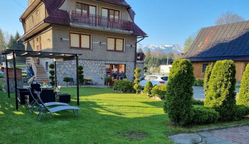 a house with a gazebo in the yard at HAFCIK Apartamenty przyjazne dzieciom in Poronin