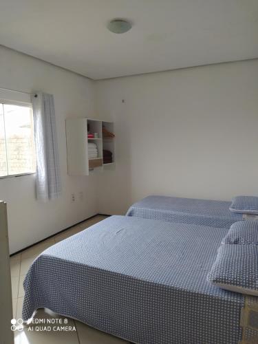 um quarto com 2 camas e uma janela em Apartamento agradável de ótima localizacao em Viçosa do Ceará