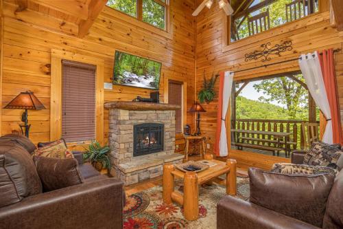 Cabaña de madera con sala de estar con chimenea en Dream on High, en Sevierville