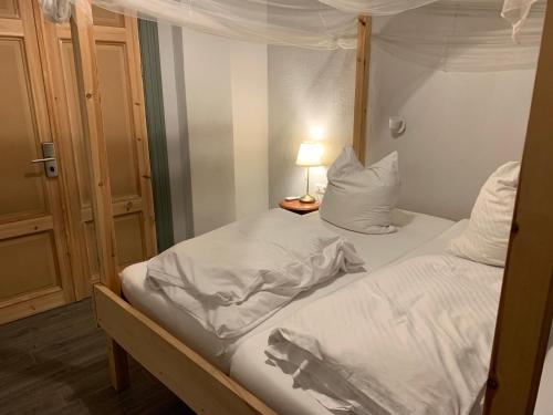 dwa łóżka w pokoju z lampką na stole w obiekcie Jetpak Alternative Eco Hostel w Salonikach