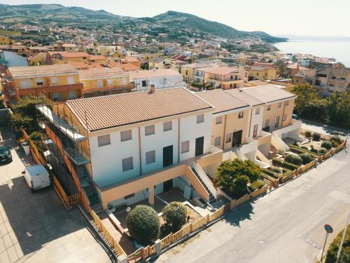 een luchtzicht op een stad met gebouwen bij Casa freogan in Castelsardo